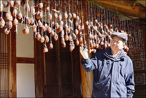 고산 윤선도의 14대 종손인 윤형식씨 